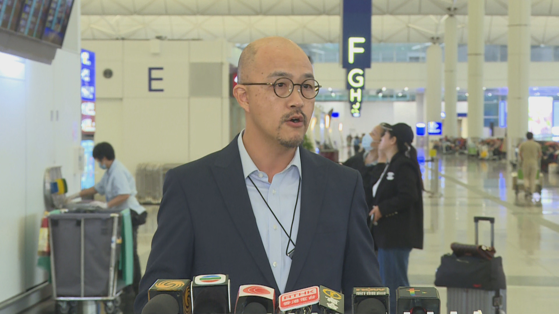 颱風蘇拉｜機場逾百航班取消　有旅客迫滯留：沒錢預訂酒店　有航空公司料明午陸續復航