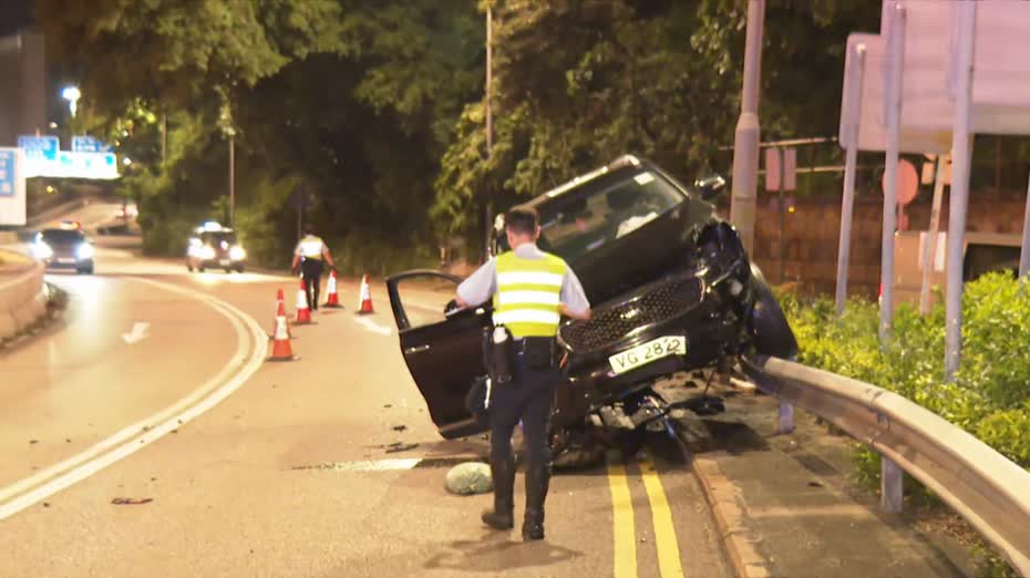 何文田私家車失事撞路牌兩人傷