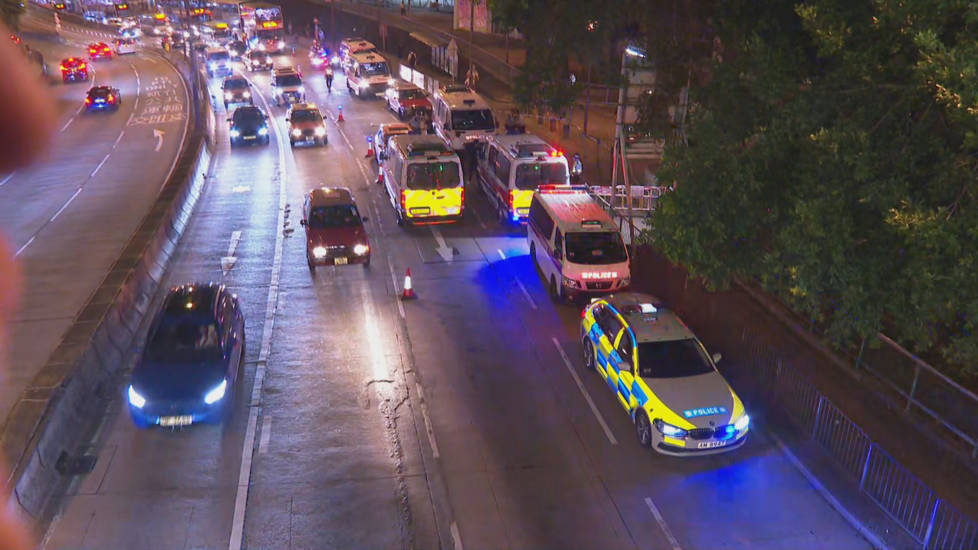 觀塘私家車疑與的士毒品交易　雙方打鬥後逃走　駛至彩雲被警車截停　四人被捕