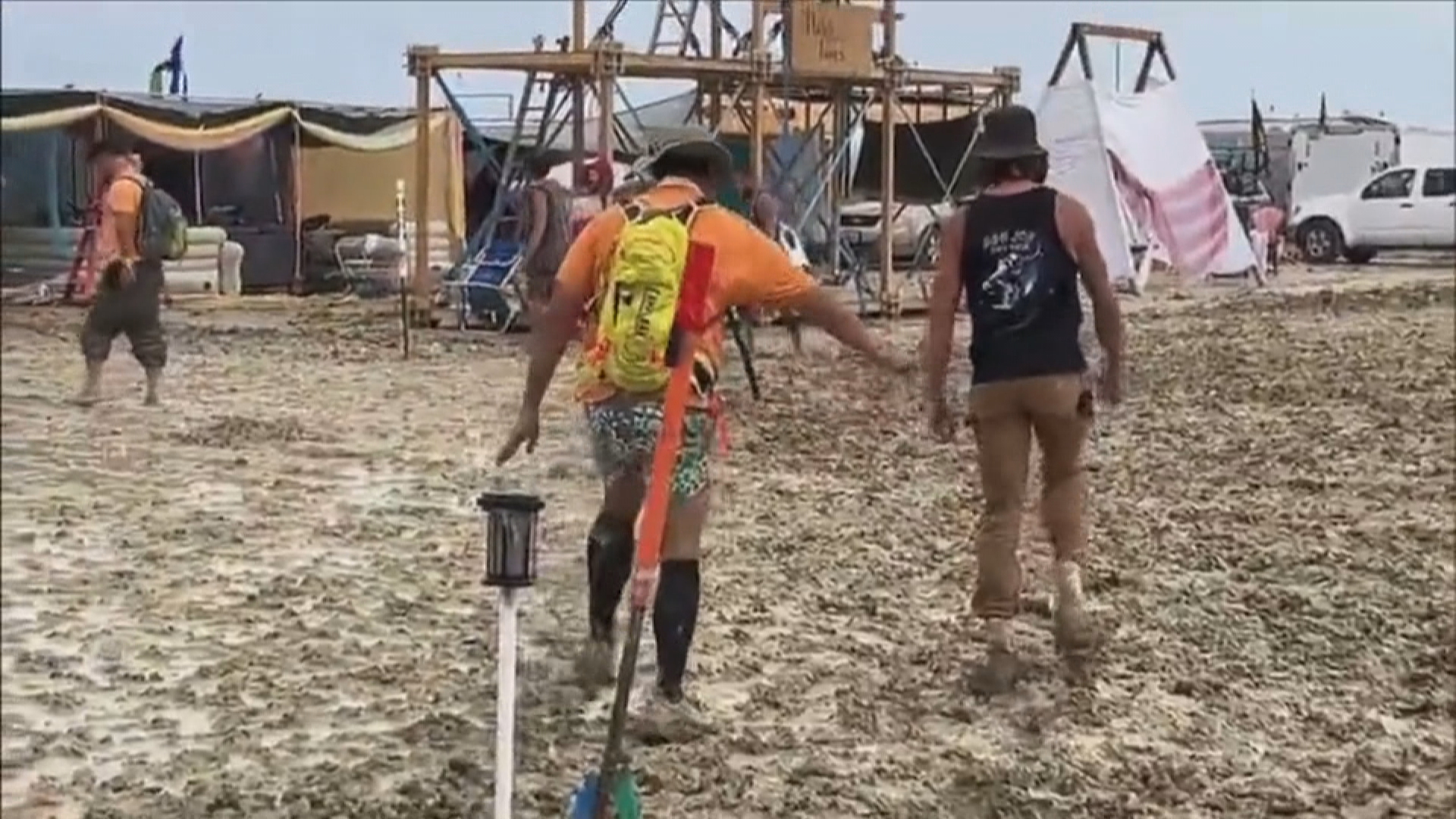 暴雨來襲火人祭數萬名參加者就地避難